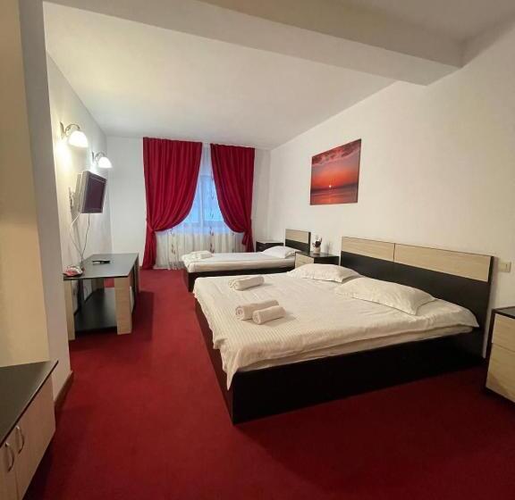 غرفة قياسية ثلاثية مزودة بشرفة, River