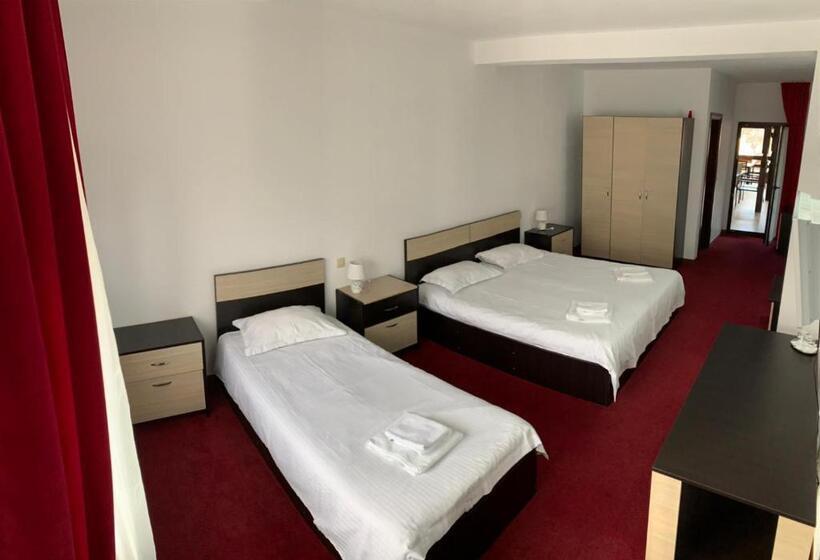 غرفة قياسية ثلاثية مزودة بشرفة, River