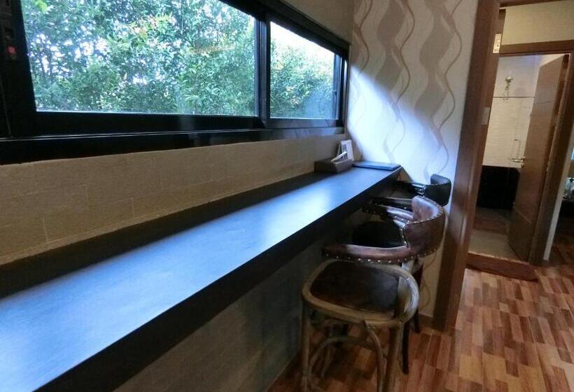 Семейное Бунгало, The Rabbit Home
