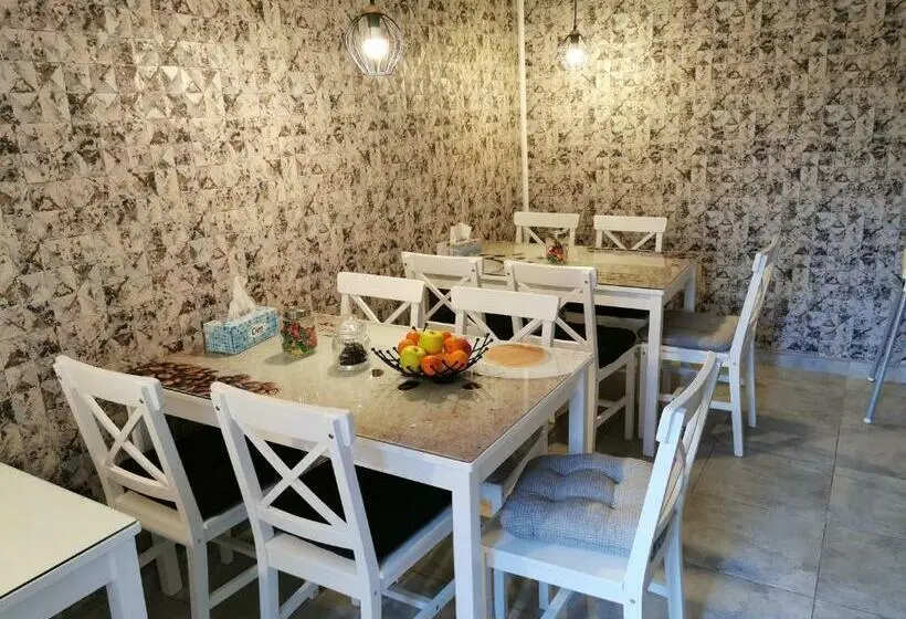 اتاق استاندارد سه نفره, Select House
