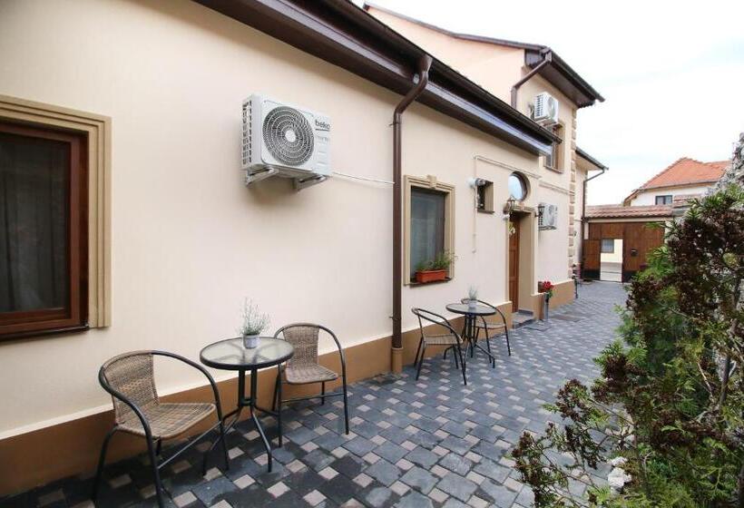 اتاق استاندارد سه نفره, Select House
