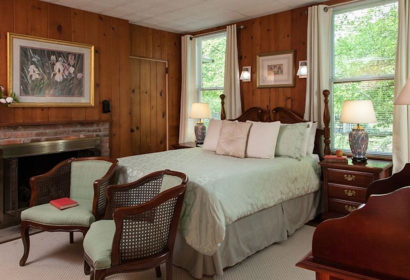 Superior Room, 1906 Pine Crest Inn