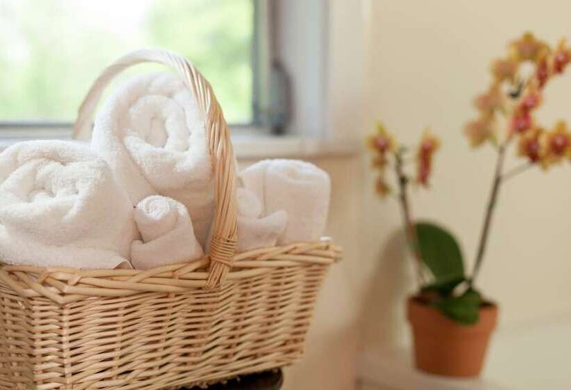 Standard Room, 1906 Pine Crest Inn