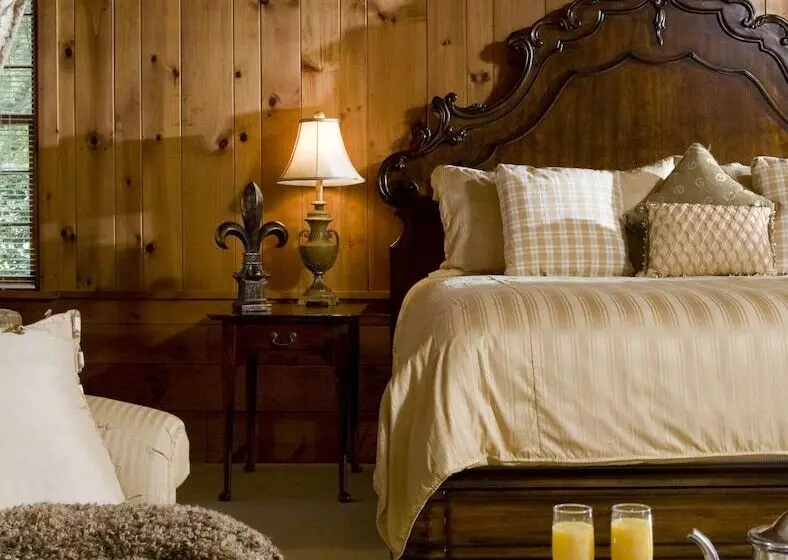 エクゼクティブスイート, 1906 Pine Crest Inn