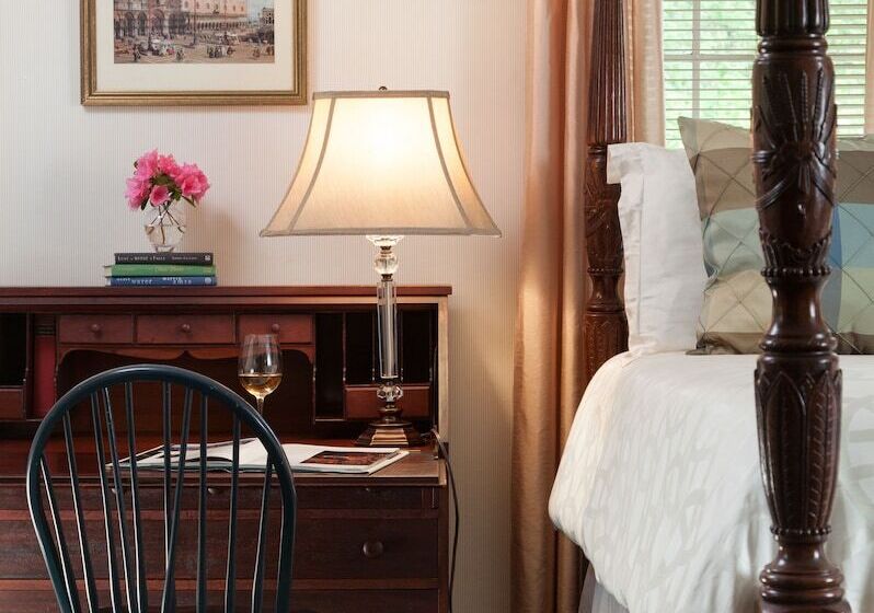 Superior Room, 1906 Pine Crest Inn