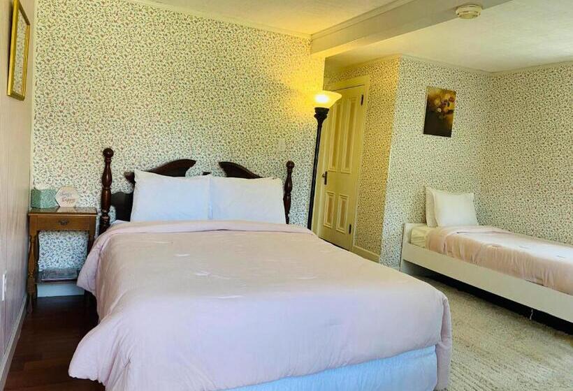 Семейный Номер Вид на Сад, Greystone Manor Bed & Breakfast