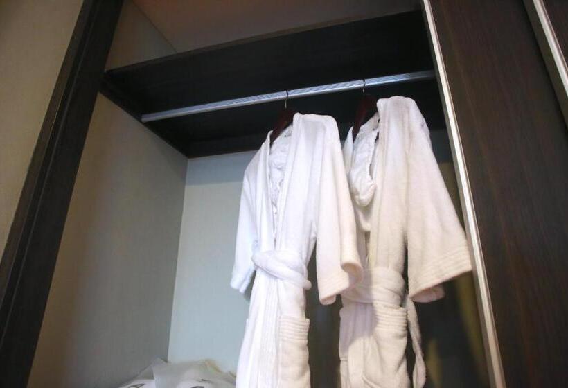 جناح جونيور إداري, Aranjuez Hotel & Suites