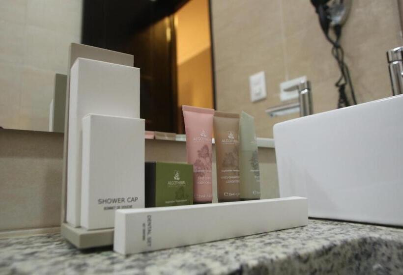 جناح جونيور إداري, Aranjuez Hotel & Suites