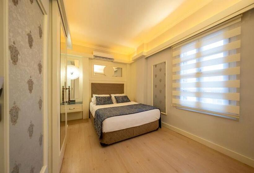 Camera Standard, Castle Old Town