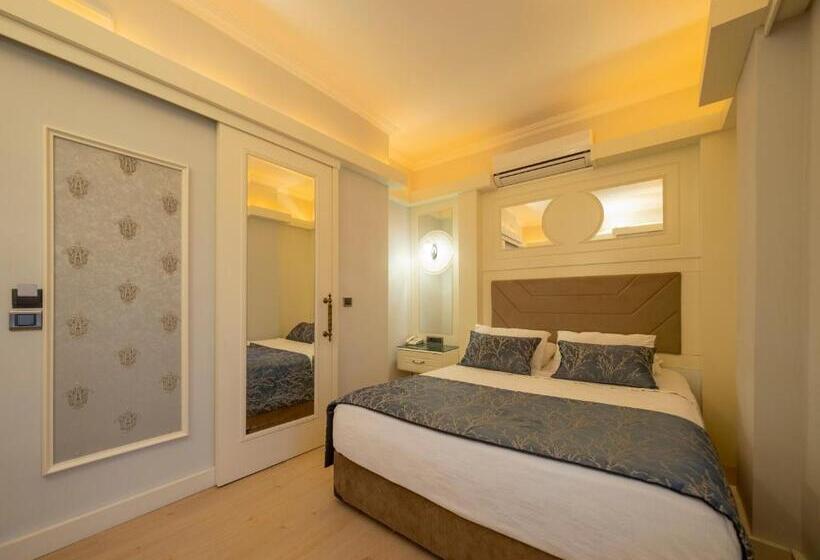 Camera Standard, Castle Old Town