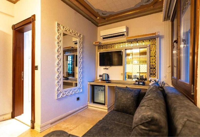 Camera Deluxe, Castle Old Town