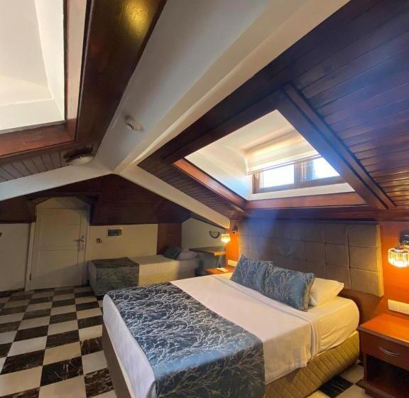 Camera Quadrupla Standard, Castle Old Town