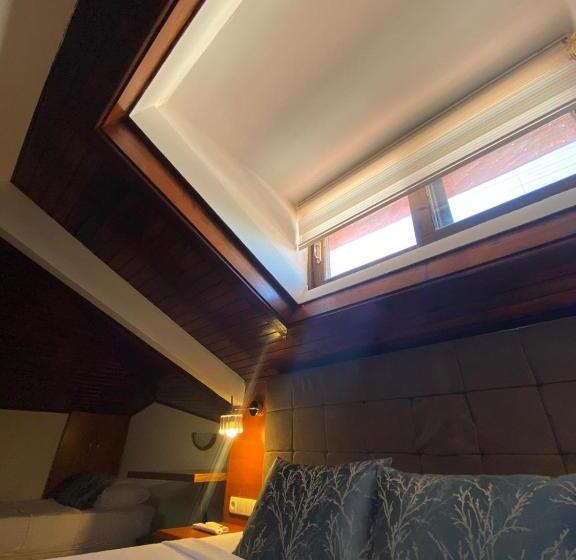 Camera Quadrupla Standard, Castle Old Town