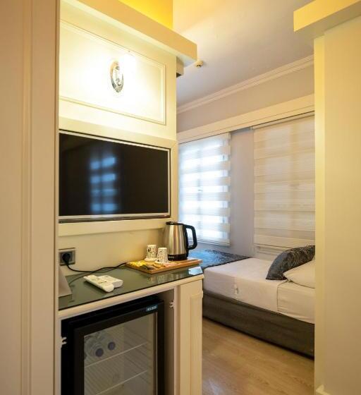 Camera Quadrupla Standard, Castle Old Town