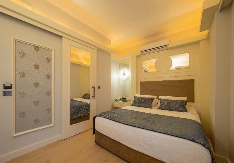 Camera Standard, Castle Old Town