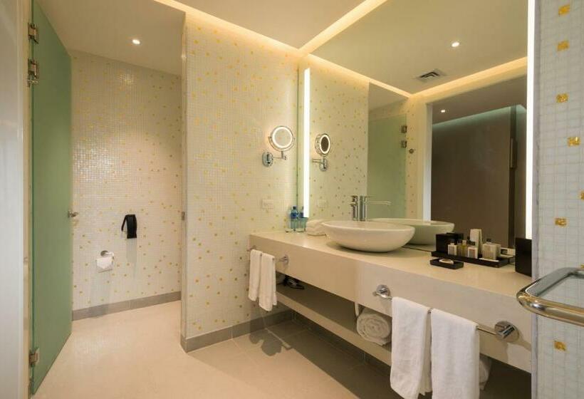 Полулюкс, Las Americas Golden Tower Panama