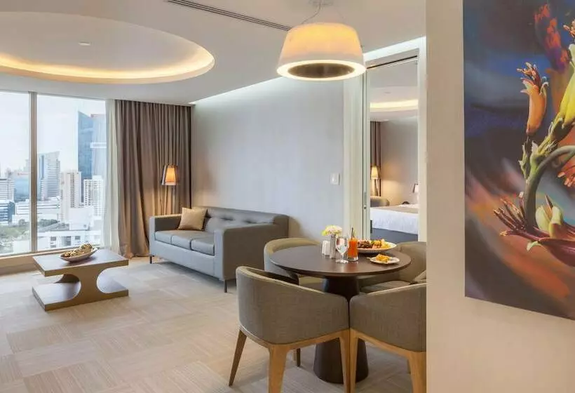 سوییت جونیور با چشمانداز شهر, Las Americas Golden Tower Panama