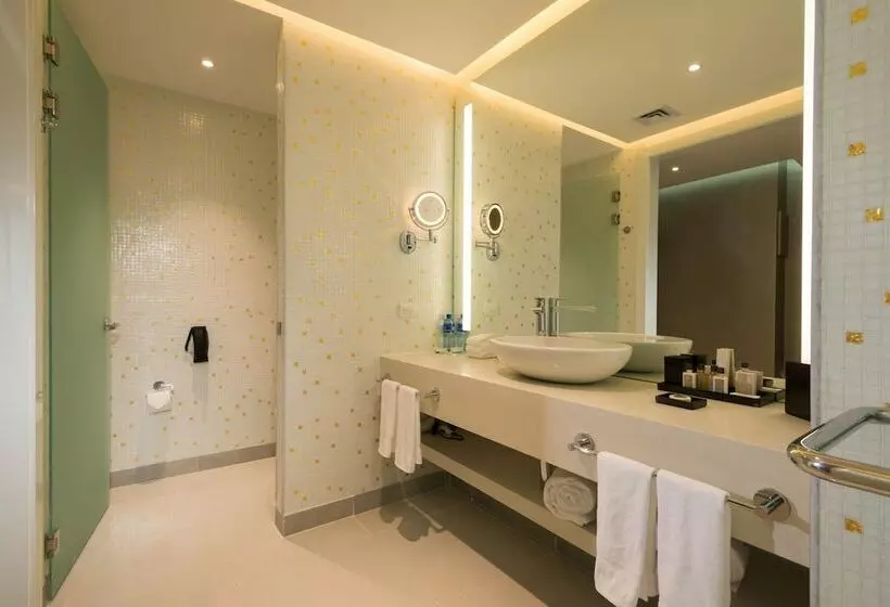 سوییت جونیور با چشمانداز شهر, Las Americas Golden Tower Panama