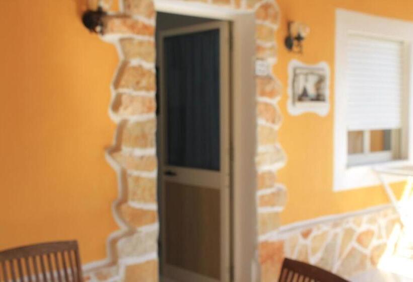 テラスつきの２ベッドルームアパートメント, Luagos Club