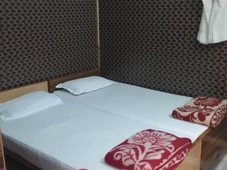 חדר דלוקס, Teerth Guest House