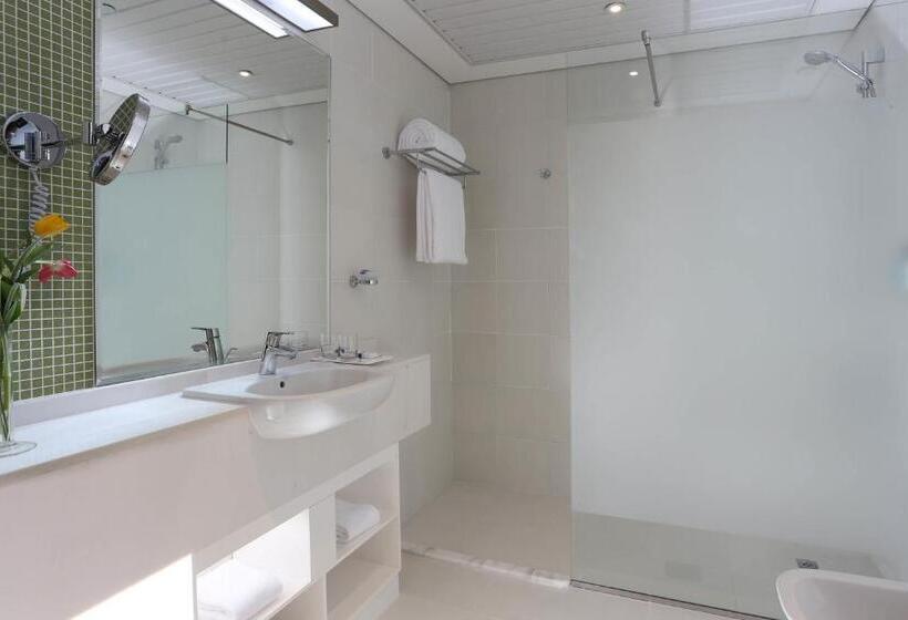 Номер Deluxe Вид на Море, Tryp By Wyndham Abu Dhabi City Center