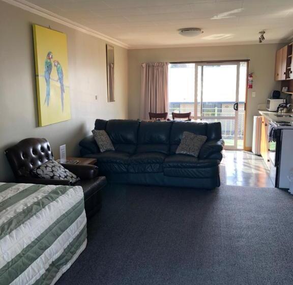 شقة غرفتين, Lilybrook Motel