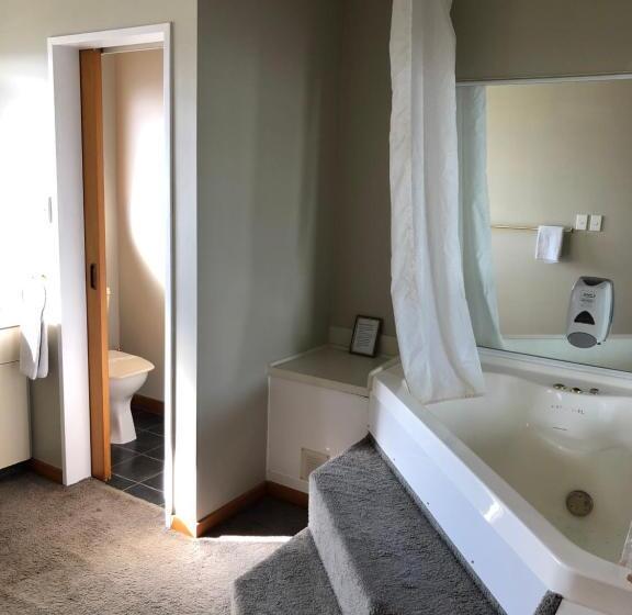 شقة غرفتين, Lilybrook Motel