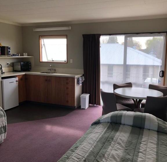 شقة غرفة واحدة, Lilybrook Motel