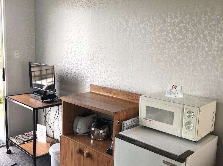 Студия Стандарт, Lilybrook Motel
