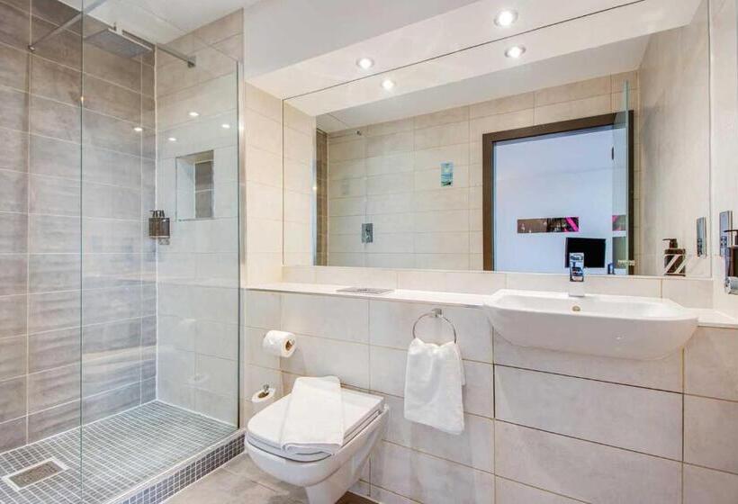 Студия Стандарт, Roomzzz Chester City