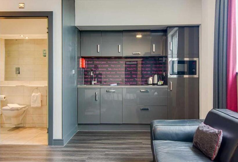 إستوديو قياسى, Roomzzz Chester City