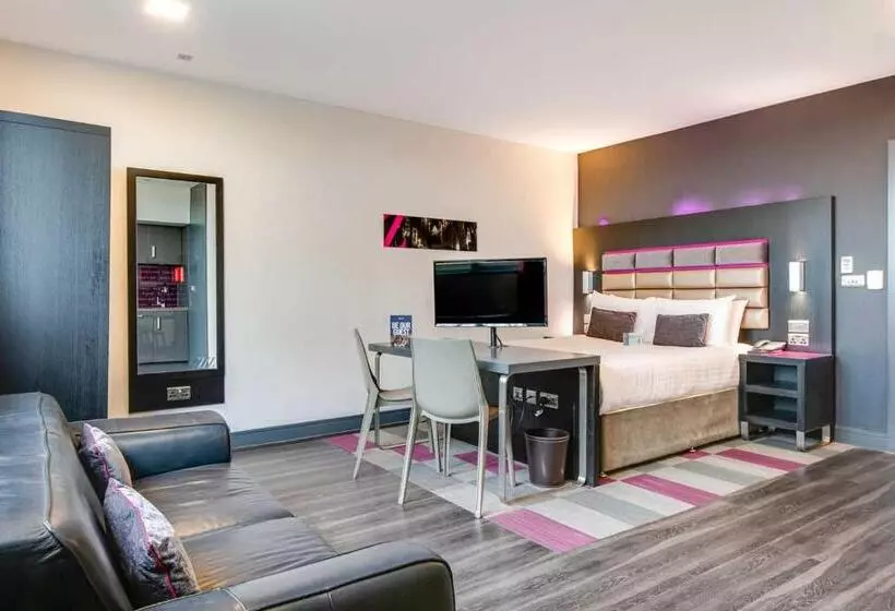 スタンダードスタジオ, Roomzzz Chester City