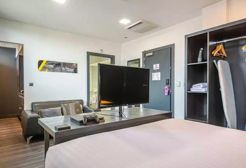 スーペリアスタジオ, Roomzzz Chester City