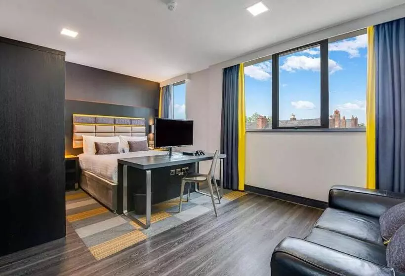 スーペリアスタジオ, Roomzzz Chester City