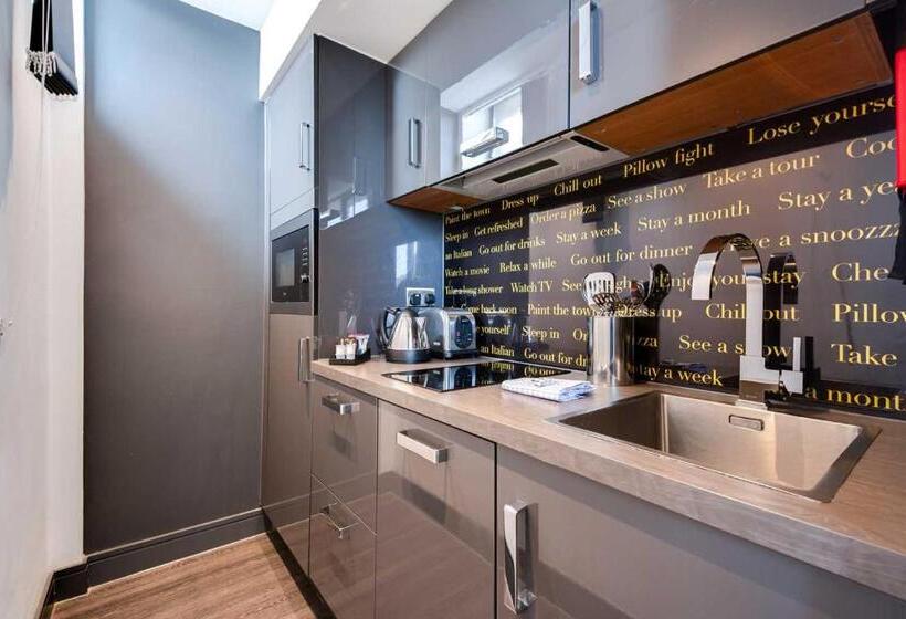 إستوديو سوبيريور, Roomzzz Chester City