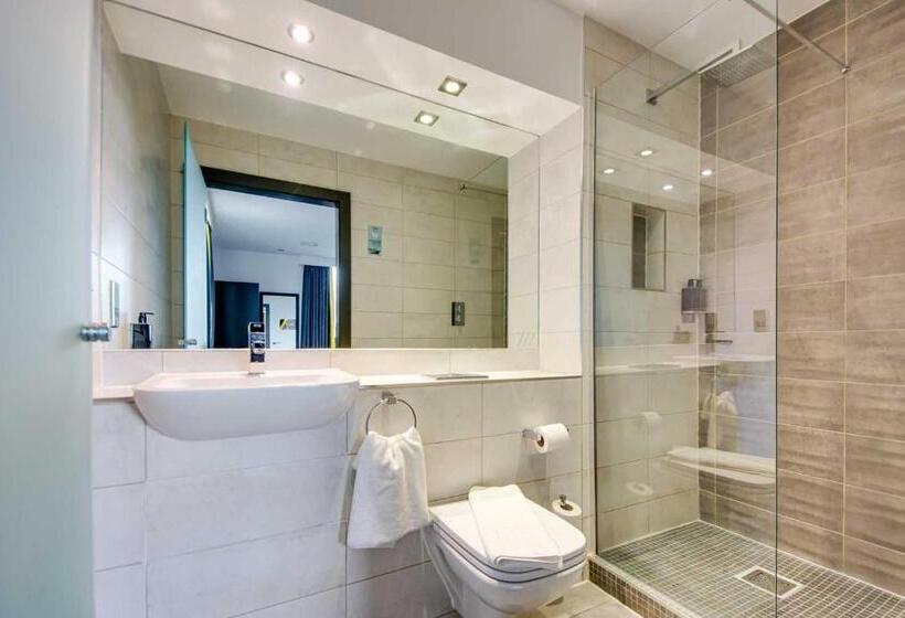 إستديو عائلى, Roomzzz Chester City