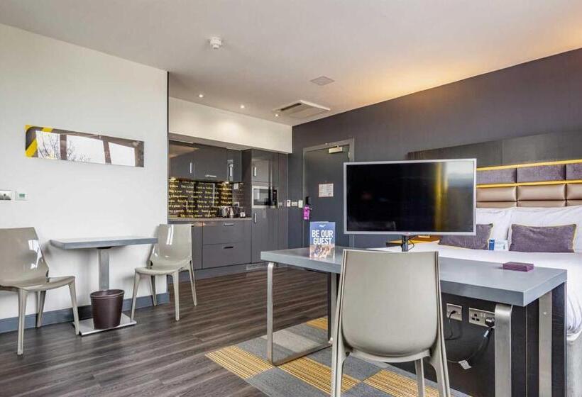 إستديو عائلى, Roomzzz Chester City