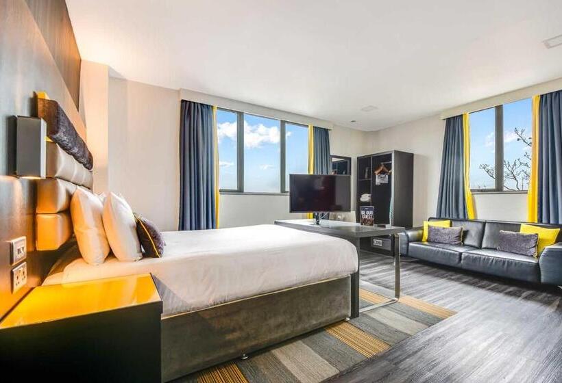 إستديو عائلى, Roomzzz Chester City