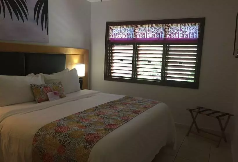 سوییت با چشم‌انداز استخر, Buccaneer Beach Club