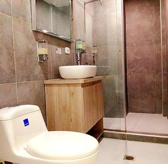 اتاق خانوادگی, Carolina Del Mar