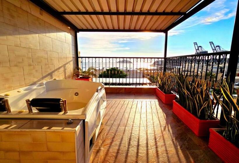 سوئیت با بالکن, Carolina Del Mar