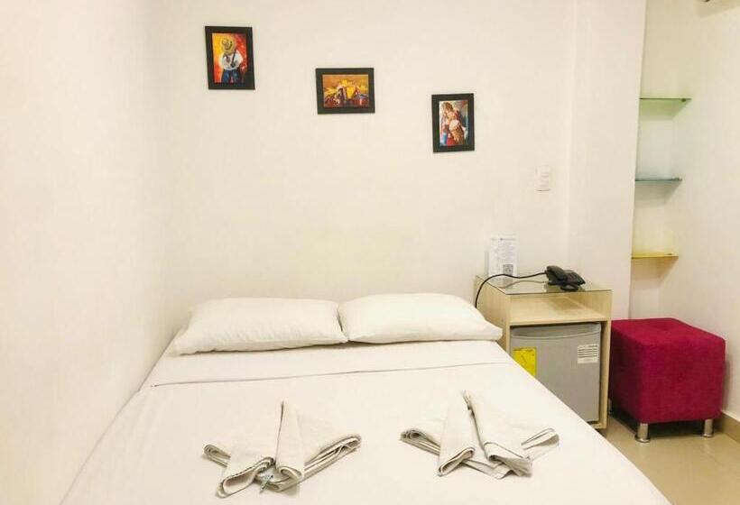 اتاق اکونومی, Carolina Del Mar