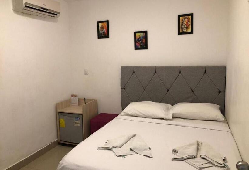 اتاق اکونومی, Carolina Del Mar