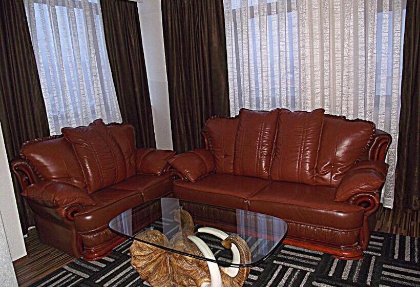 اتاق استاندارد سه نفره, Denis