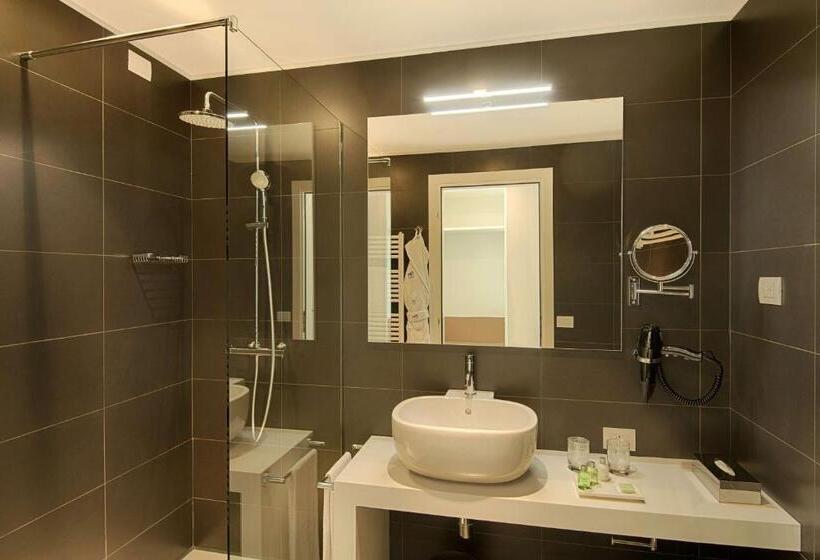 اتاق خانوادگی تودرتو, NH Trento