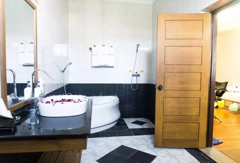 سوییت, Westay @ The Grand Nyaung Shwe, Inle Lake