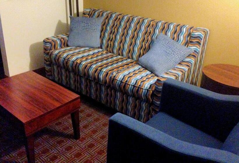 带大床的套房, Comfort Inn & Suites Brattleboro I 91