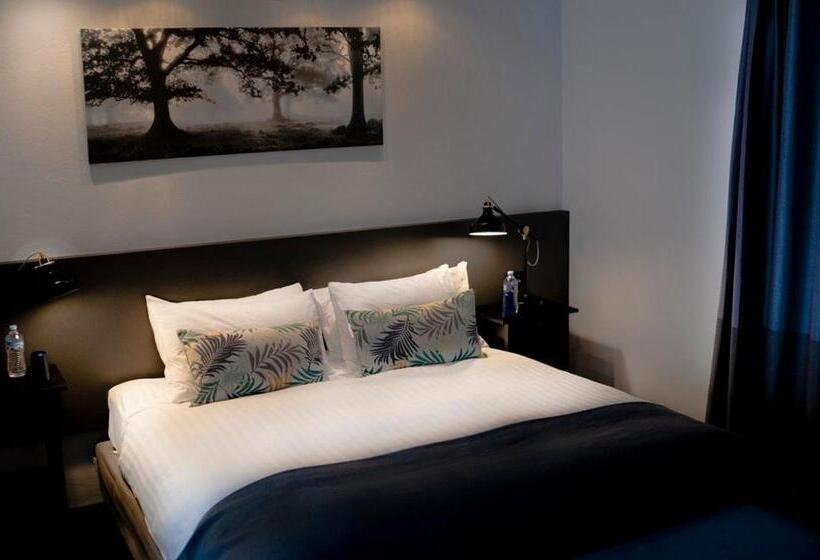 מיטת קינג בסוויטה, The Oriana Orange   Retro Hotel & Resort