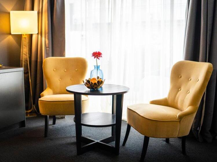 מיטת קינג בסוויטה, The Oriana Orange   Retro Hotel & Resort