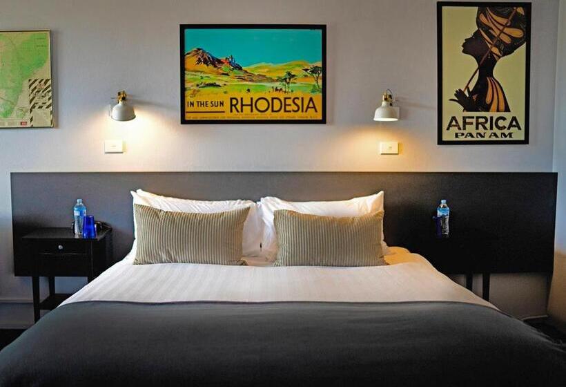 מיטת קינג בסוויטה, The Oriana Orange   Retro Hotel & Resort